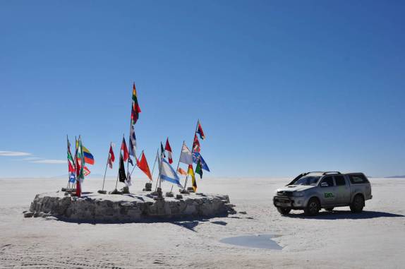 Bandeiras em frente ao Hotel de Sal no Salar de Uyuni, na Bolívia